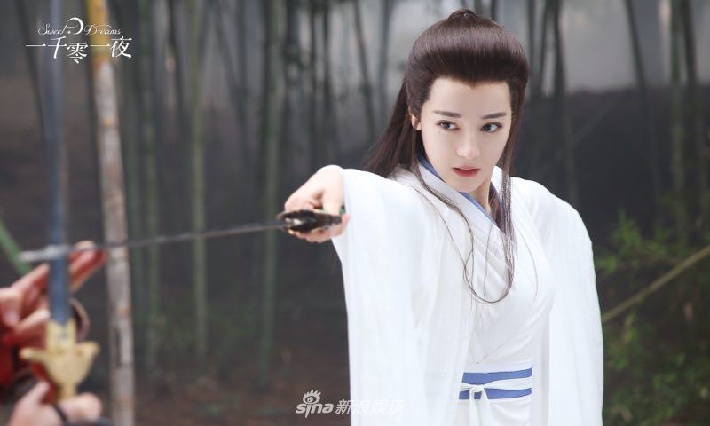 迪丽热巴戴头套女扮男装！变身俊俏小公子啊