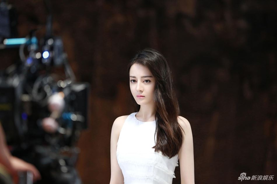 迪丽热巴拍摄花絮照曝光！紧身白衣 女神好身材展露无遗啊