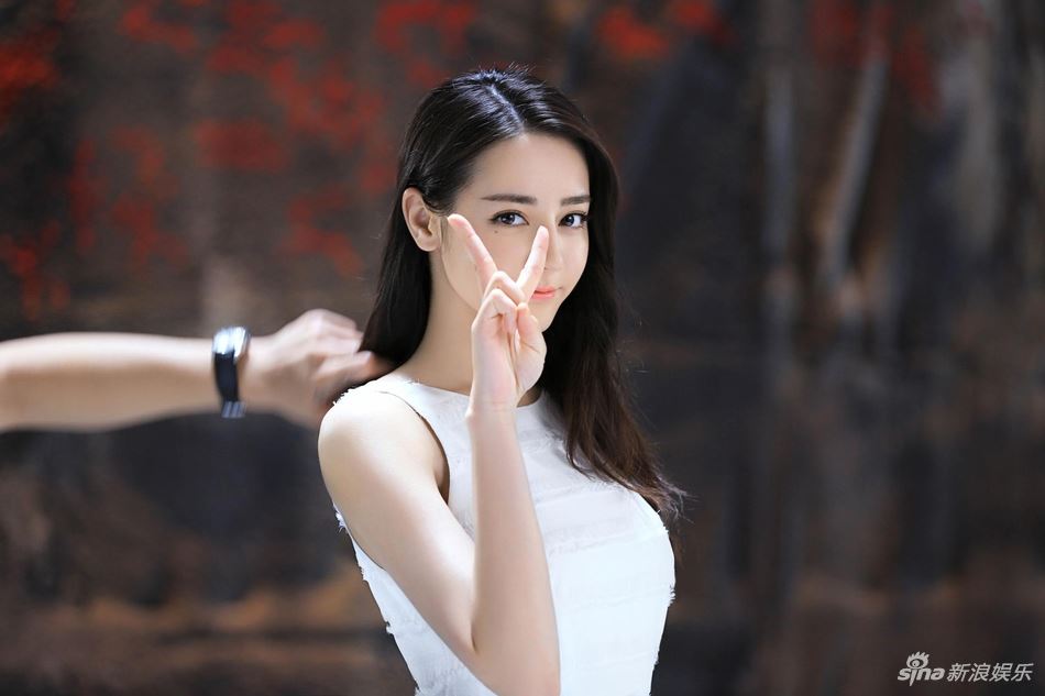 迪丽热巴拍摄花絮照曝光！紧身白衣 女神好身材展露无遗啊