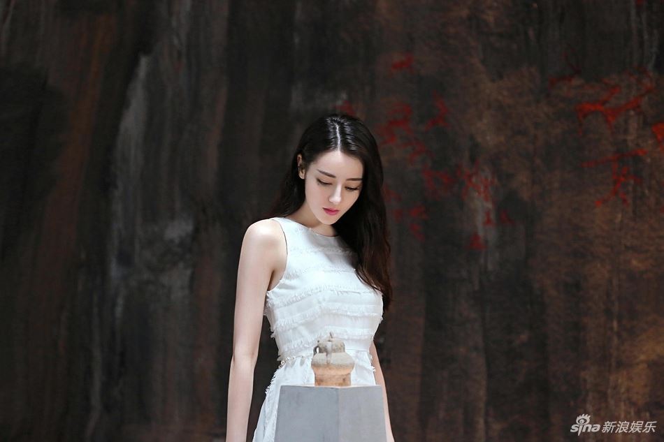 迪丽热巴拍摄花絮照曝光！紧身白衣 女神好身材展露无遗啊