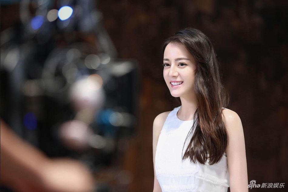 迪丽热巴拍摄花絮照曝光！紧身白衣 女神好身材展露无遗啊