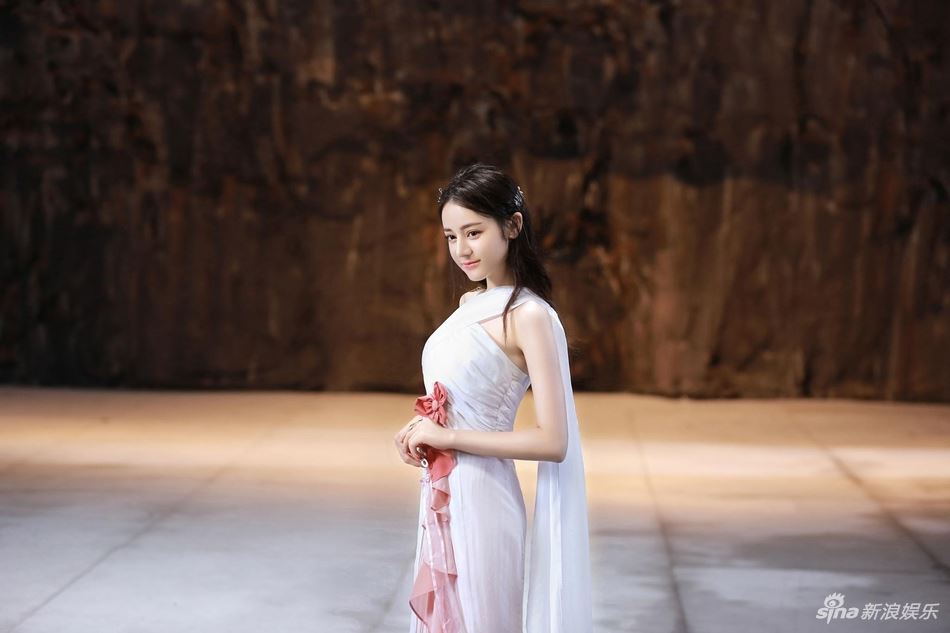 迪丽热巴拍摄花絮照曝光！紧身白衣 女神好身材展露无遗啊