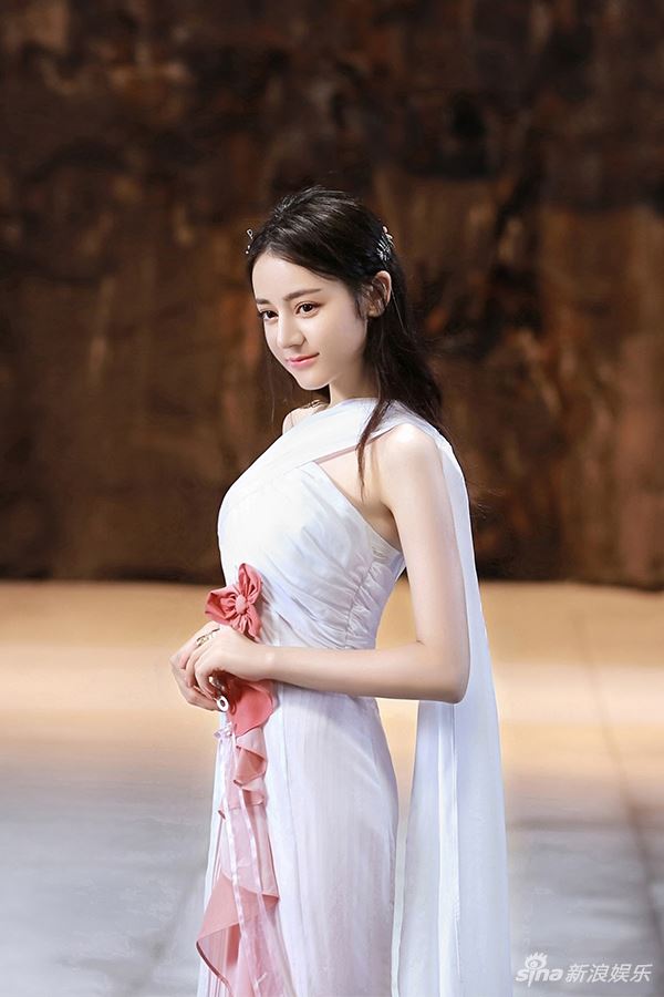 迪丽热巴拍摄花絮照曝光！紧身白衣 女神好身材展露无遗啊