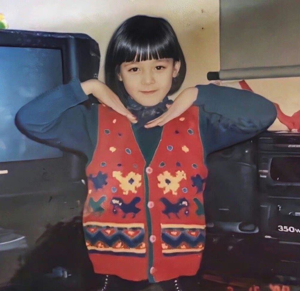 迪丽热巴童年照曝光❗圆圆的大眼加上腼腆的笑容好可爱💗
