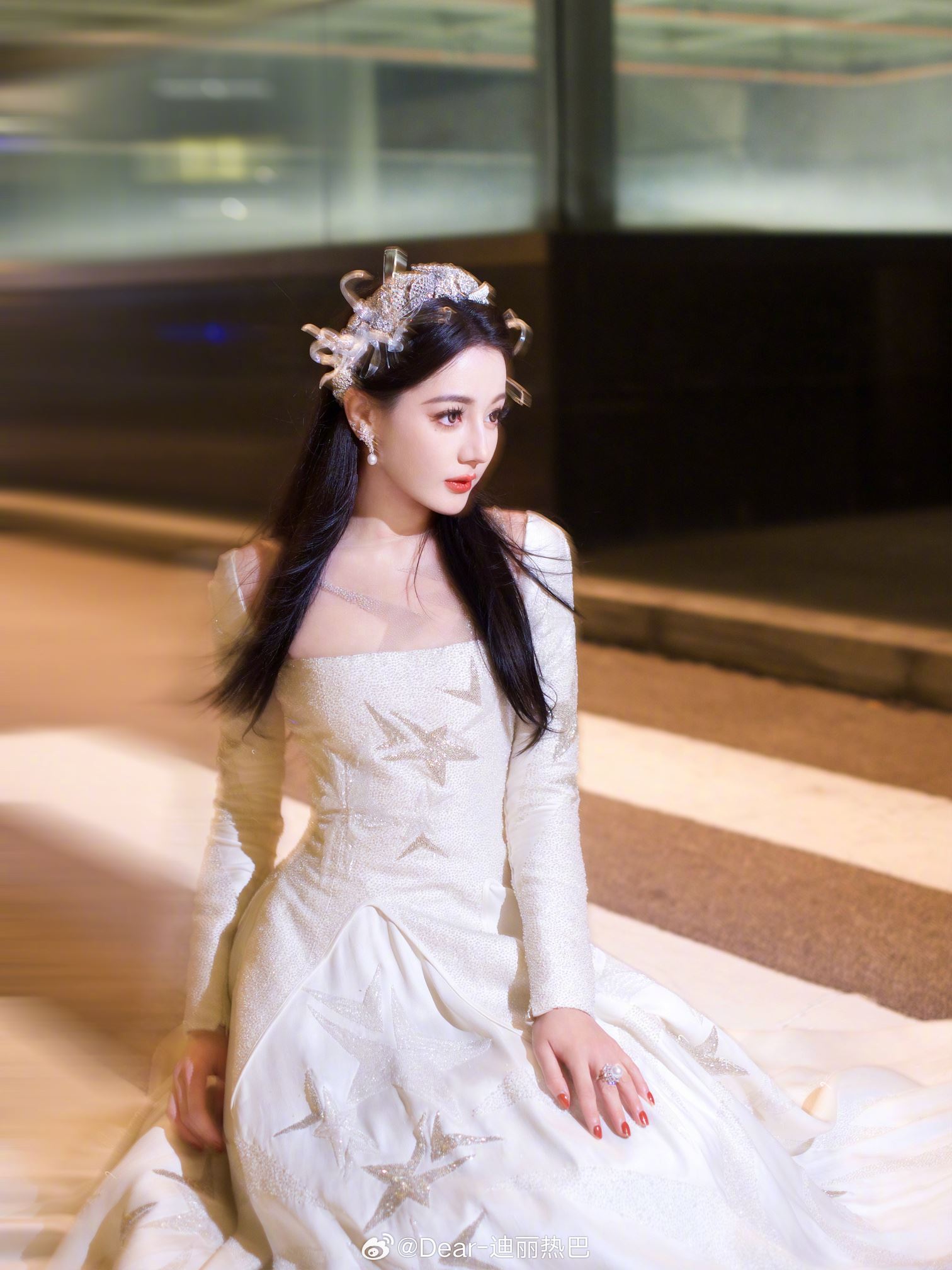 迪丽热巴童年照曝光❗圆圆的大眼加上腼腆的笑容好可爱💗