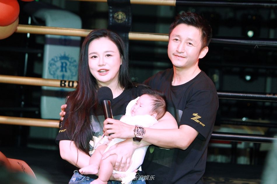 轩轩又多个弟弟啦！邹市明为小儿子庆祝百天