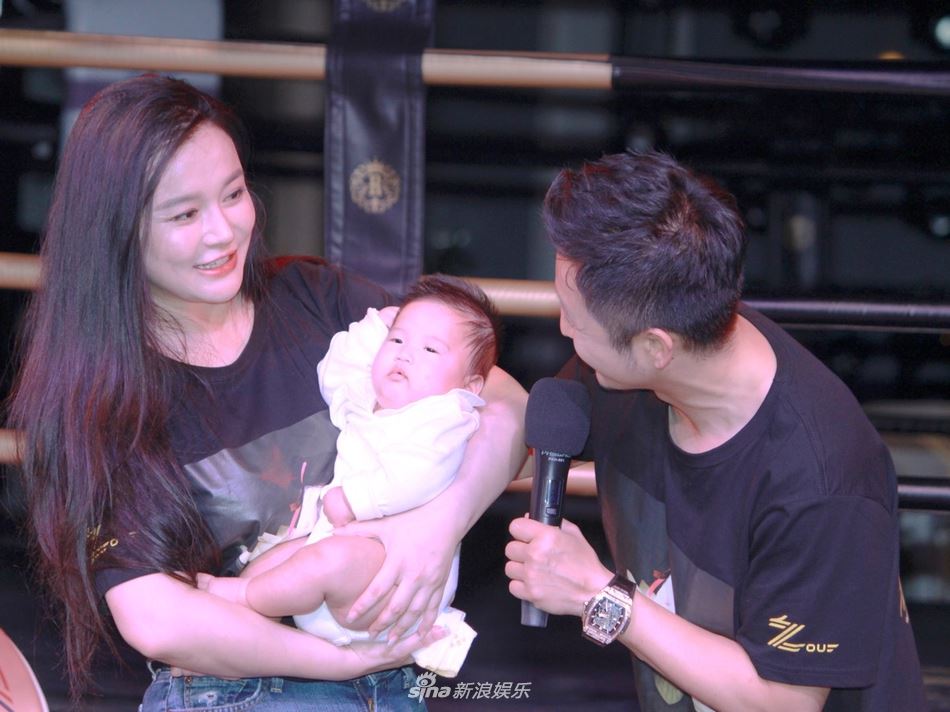 轩轩又多个弟弟啦！邹市明为小儿子庆祝百天