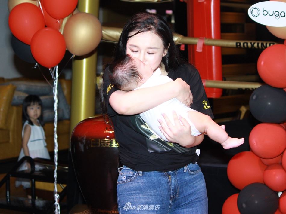 轩轩又多个弟弟啦！邹市明为小儿子庆祝百天