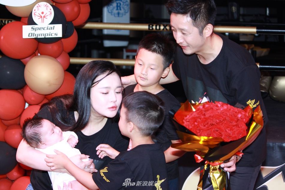 轩轩又多个弟弟啦！邹市明为小儿子庆祝百天