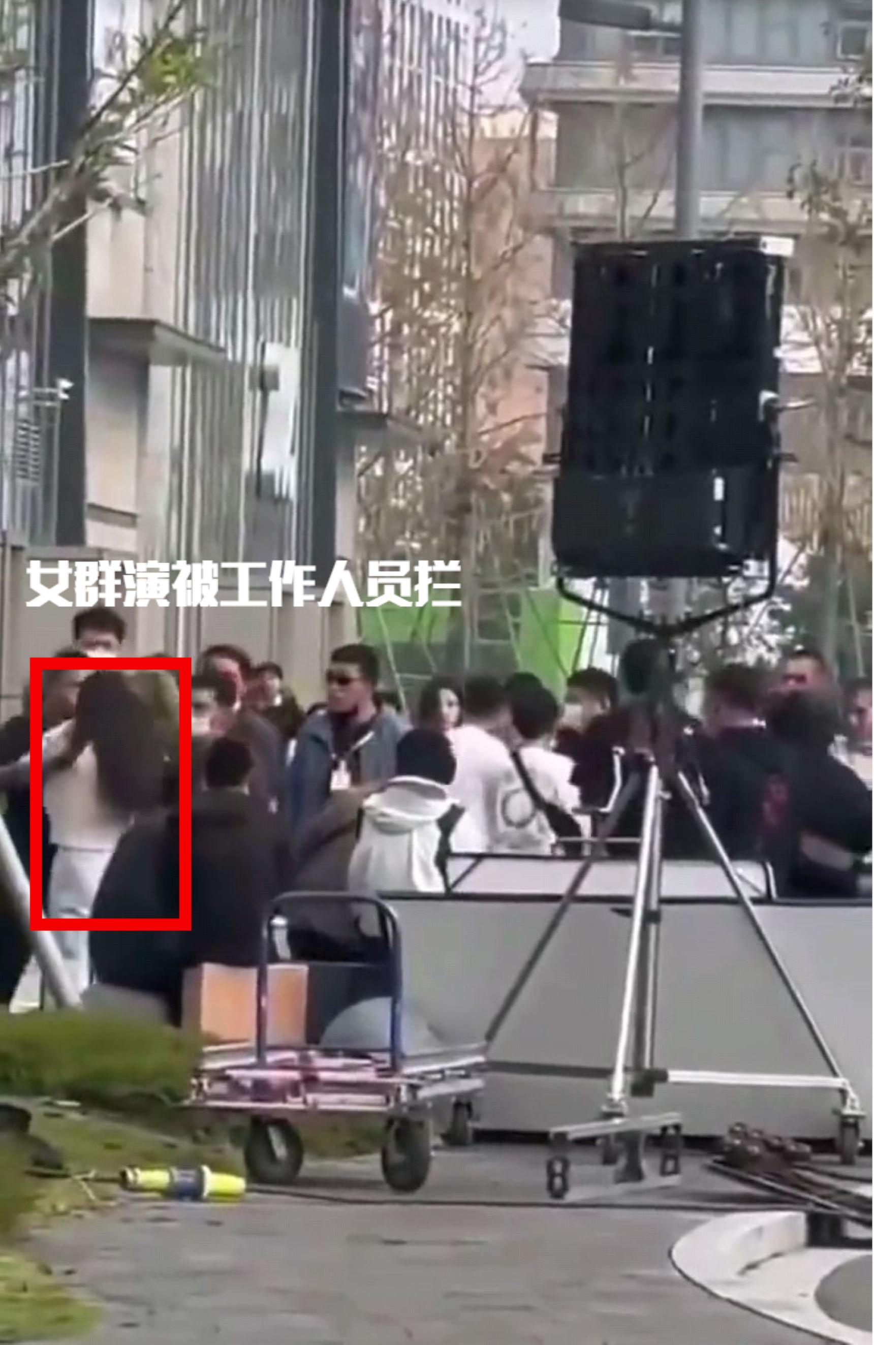 🎬群演闯片场直冲王鹤棣💢王鹤棣、白鹿受惊迅速躲闪😫