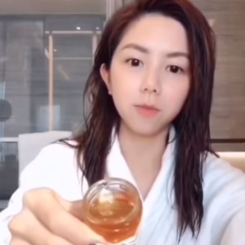 蜂蜜+水!邓紫棋揭秘独门洗脸法!