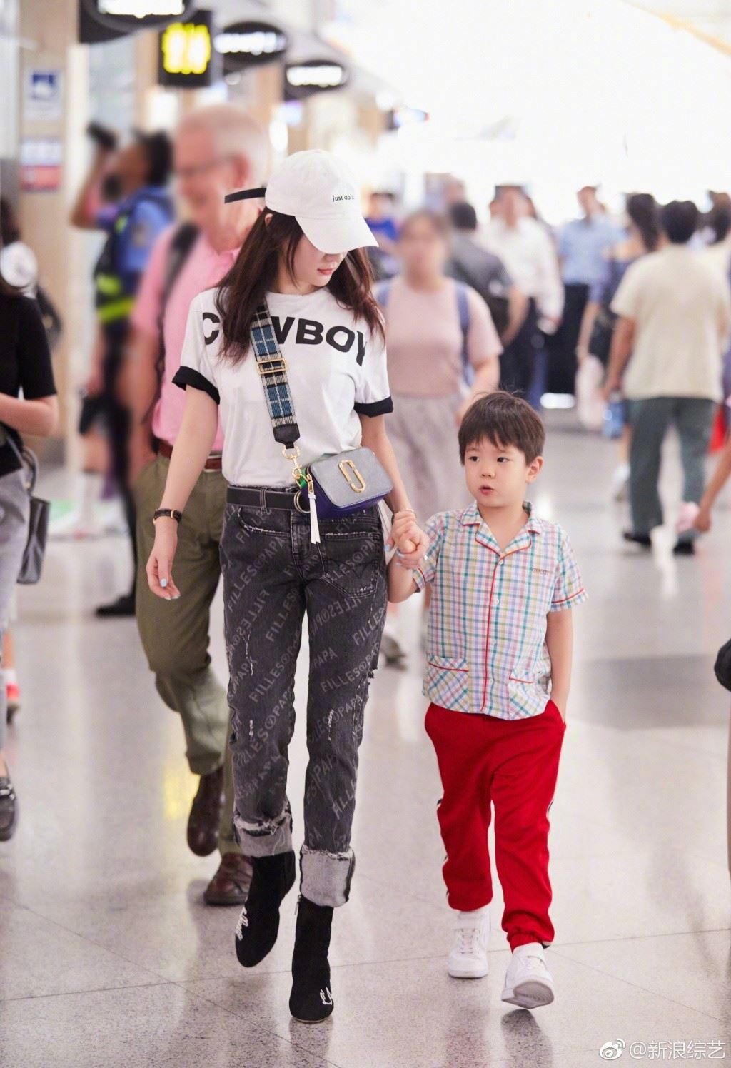 嗯哼长高了！竟超过妈妈霍思燕的腰了