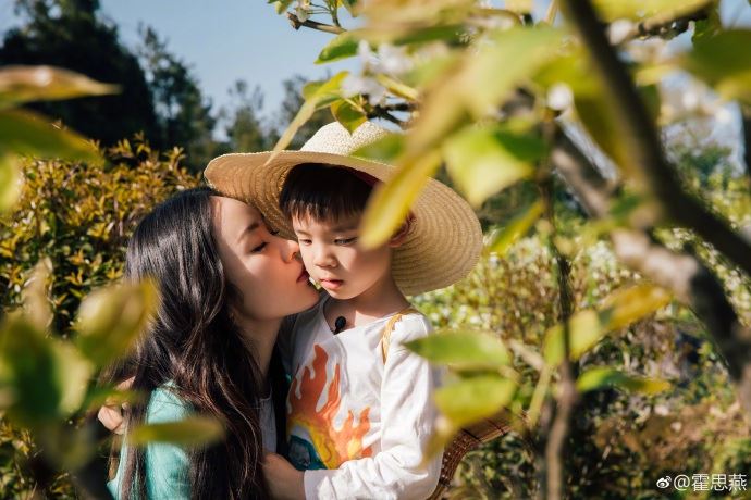 【多图】霍思燕晒母子照！甜亲嗯哼脸颊好有爱