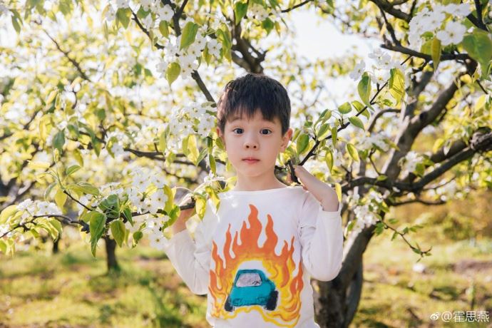 【多图】霍思燕晒母子照！甜亲嗯哼脸颊好有爱