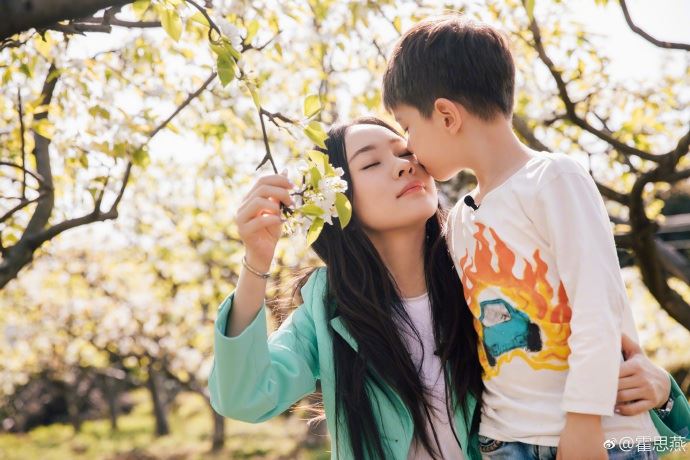 【多图】霍思燕晒母子照！甜亲嗯哼脸颊好有爱