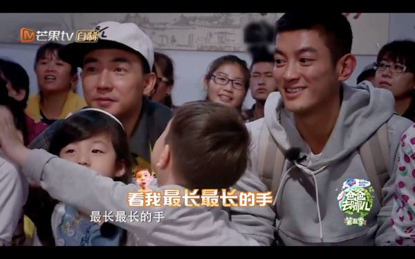 《爸爸去哪儿5》嗯哼再吃豆腐 抱泡芙不放!刘耕宏斜眼怒瞪