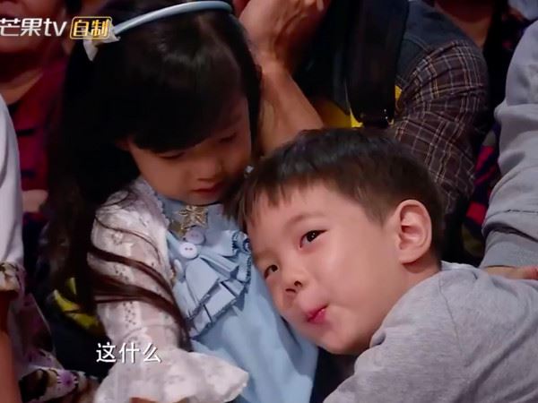 《爸爸去哪儿5》嗯哼再吃豆腐 抱泡芙不放!刘耕宏斜眼怒瞪