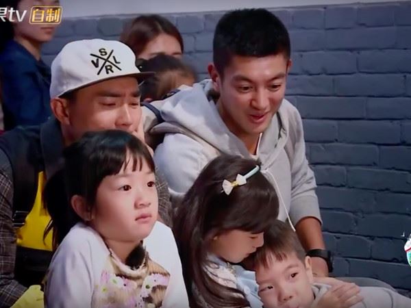 《爸爸去哪儿5》嗯哼再吃豆腐 抱泡芙不放!刘耕宏斜眼怒瞪