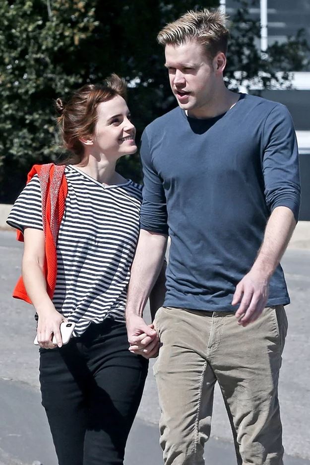 emma watson 十指紧扣+甜笑不停!「新男友」来头不小