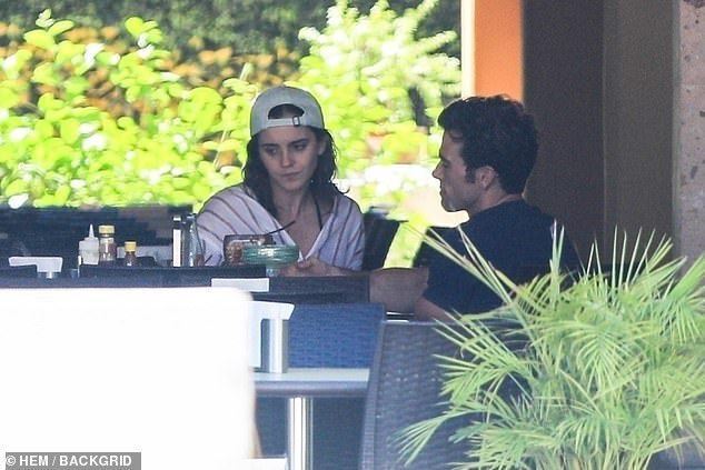 emma watson有新男友啦！与他在外忘情热吻被拍