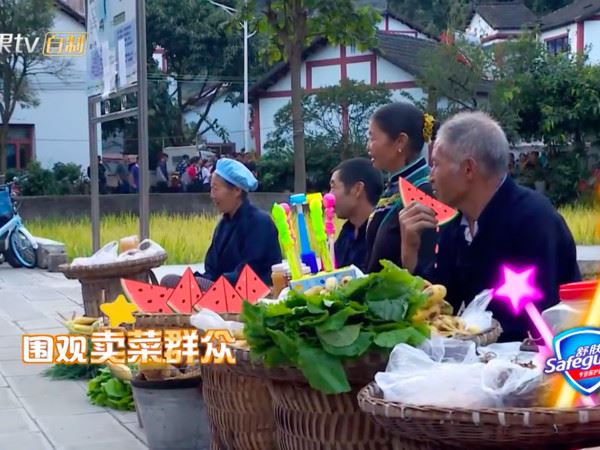 嗯哼:还想要我亲妳吗?小泡芙立刻往前冲
