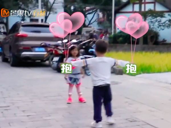 嗯哼:还想要我亲妳吗?小泡芙立刻往前冲