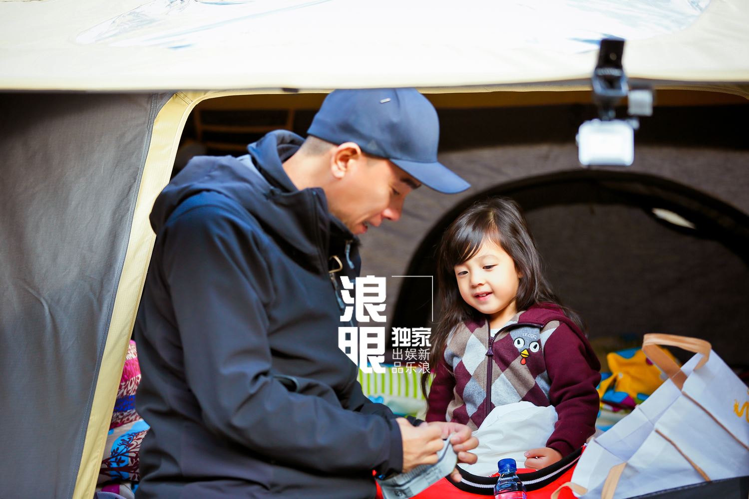 [组图]《爸爸5》陈小春圆女儿梦！为哄泡芙露出未曾见过的温柔