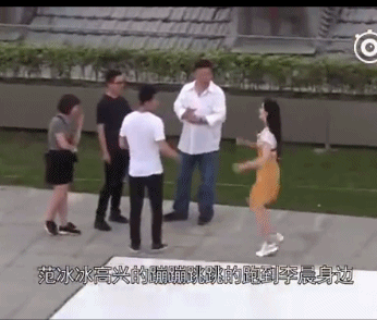 ［动图］李晨范冰冰一连串花式秀恩爱！又撩发又抱抱还亲亲呢