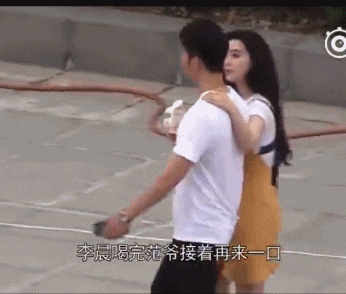 ［动图］李晨范冰冰一连串花式秀恩爱！又撩发又抱抱还亲亲呢