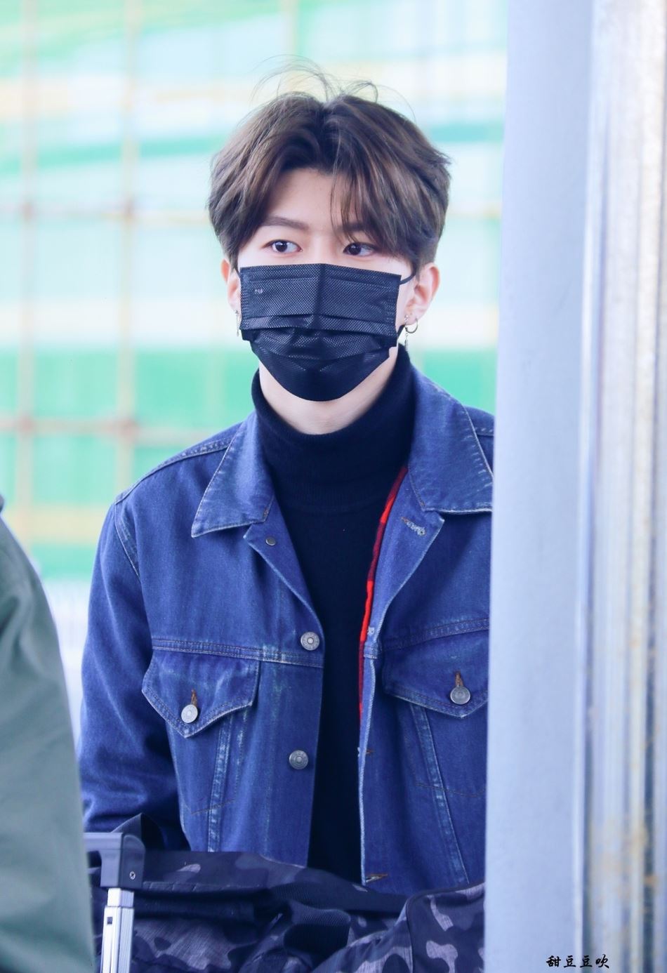 尖叫声！范冰冰弟弟脱下口罩帅爆镜！网友质疑其整容