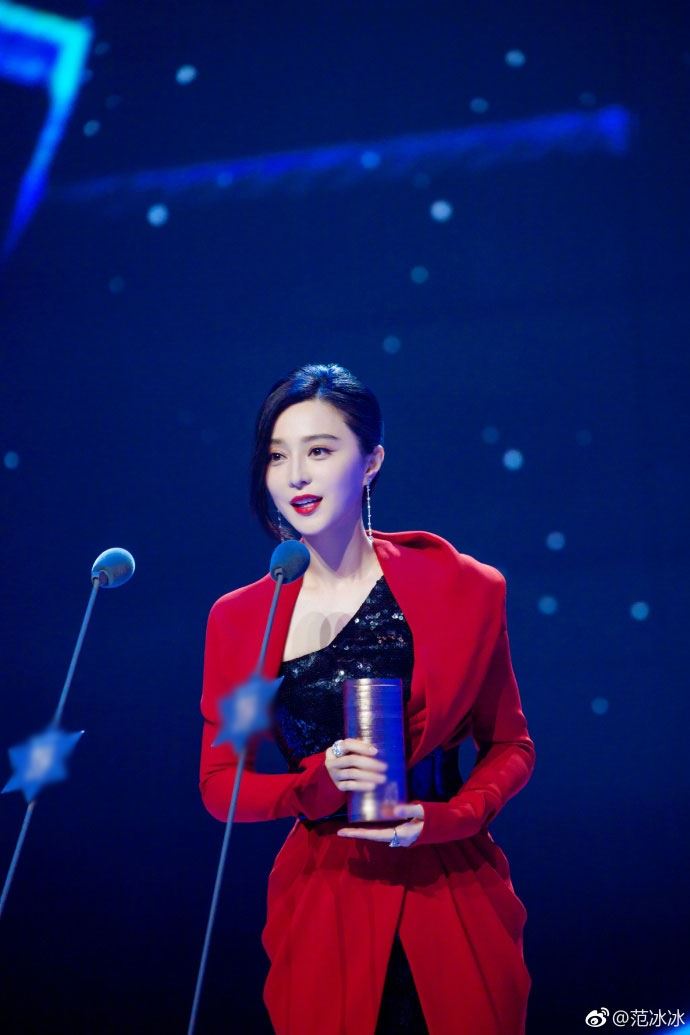 范冰冰红裙开衩开到更高领域！视觉1米7长美腿给你看个够