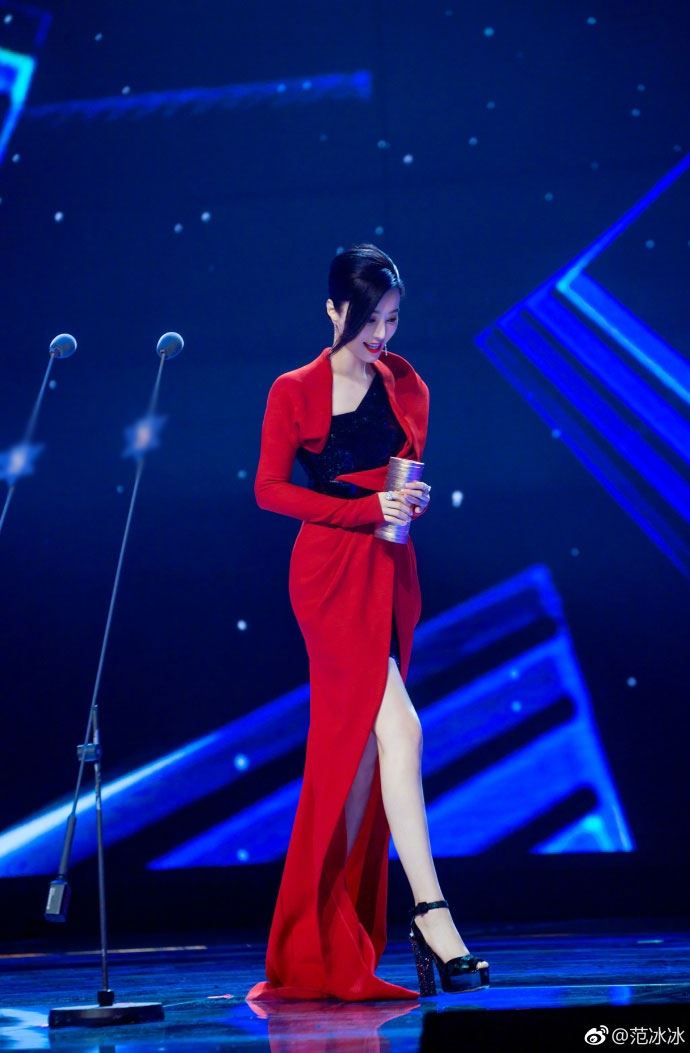 范冰冰红裙开衩开到更高领域！视觉1米7长美腿给你看个够