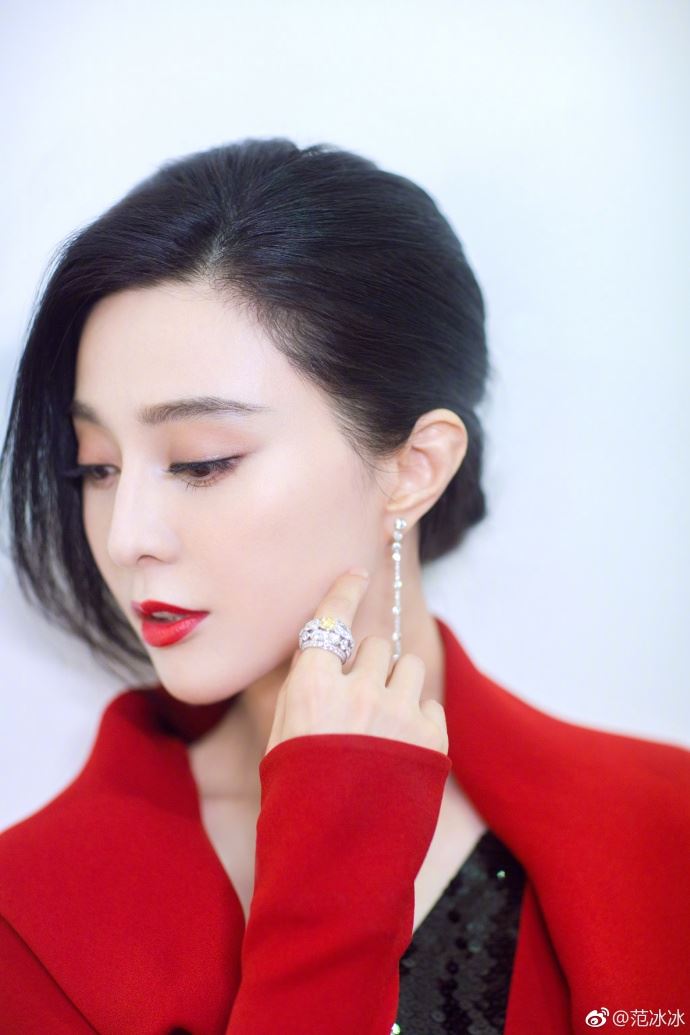 范冰冰红裙开衩开到更高领域！视觉1米7长美腿给你看个够