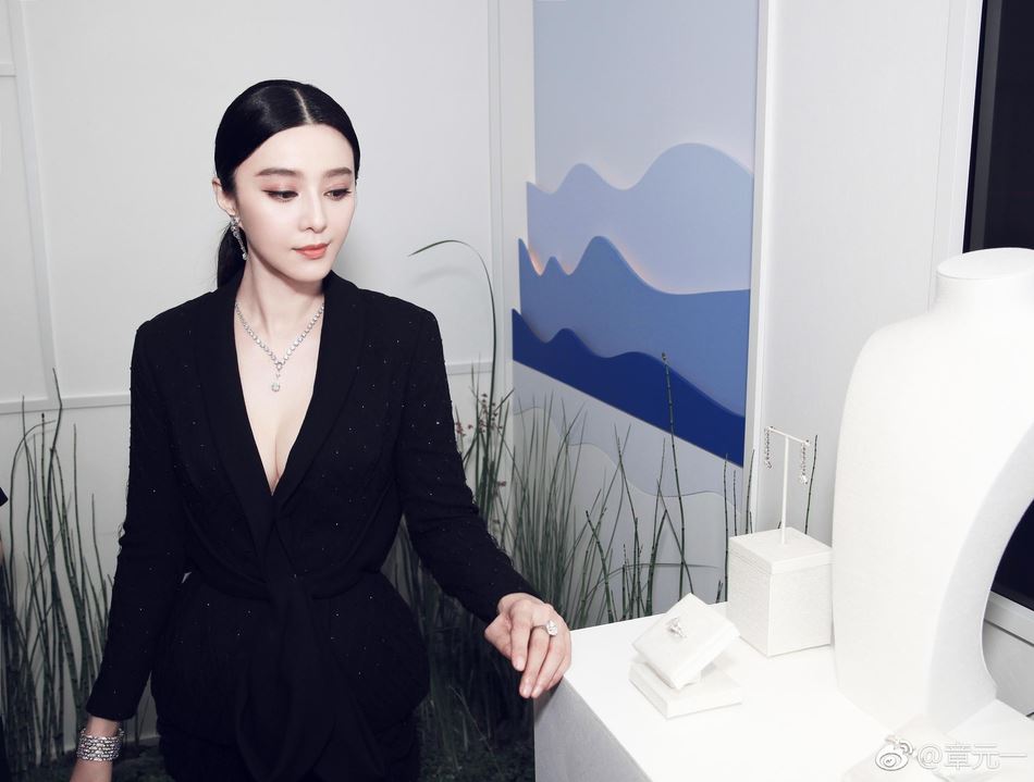 范冰冰高级礼服亮相巴黎！超低v大露事业线好sexy啊