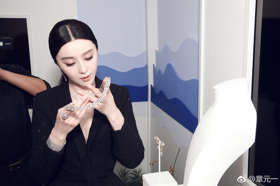 范冰冰高级礼服亮相巴黎！超低v大露事业线好sexy啊