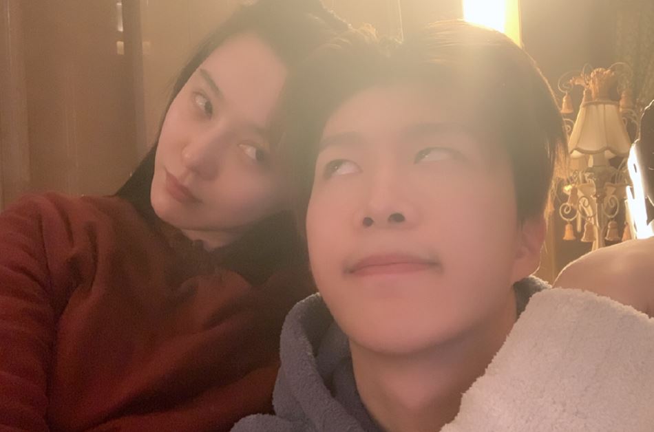 范丞丞晒与全家合照！网友赞：颜值超高 