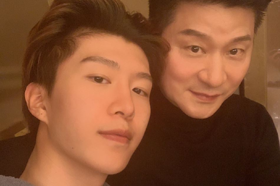 范丞丞晒与全家合照！网友赞：颜值超高 