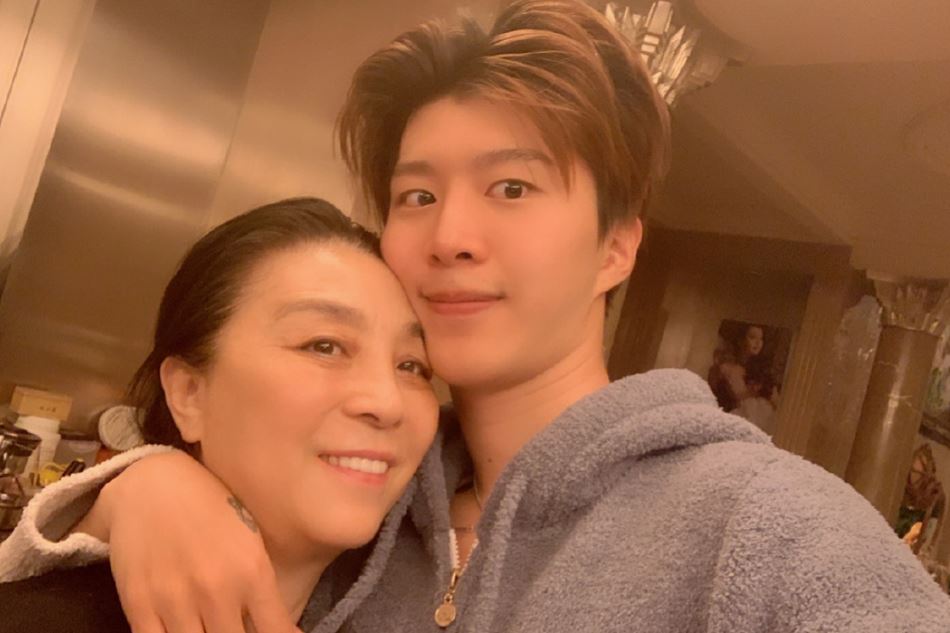 范丞丞晒与全家合照！网友赞：颜值超高 