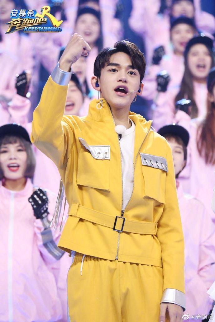 lucas首唱粤语歌！和雨琦郑恺大跳郭富城劲歌《para para sakura》