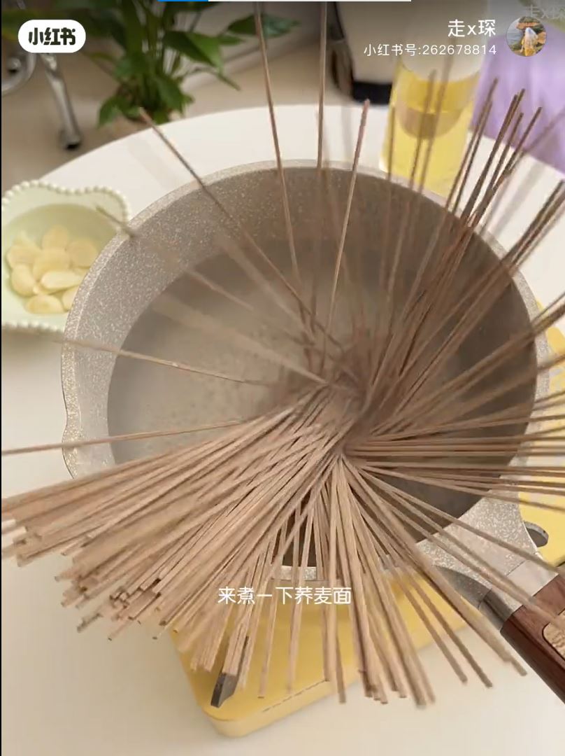 🍜荞麦面居然还能这样煮 ⁉ 🍳「鸡蛋荞麦面煎饼」  
