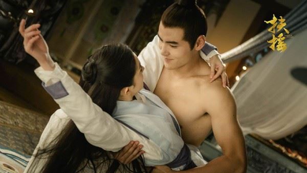 《扶摇》剧照曝光!阮经天裸身紧拥杨幂 + “床咚” 粉丝全疯了