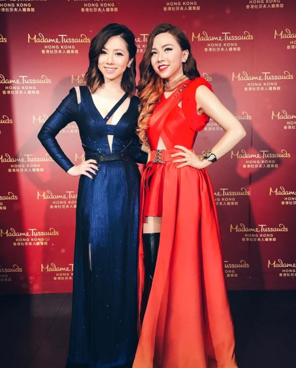 宇宙g.e.m果然有料！邓紫棋礼服竟中间挖空 事业线超明显 