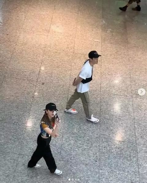 大马演唱会结束！邓紫棋与男友情侣装现身机场！大方与粉丝合照