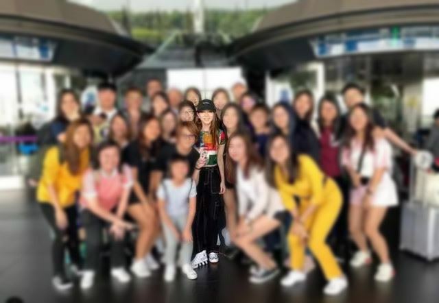 大马演唱会结束！邓紫棋与男友情侣装现身机场！大方与粉丝合照