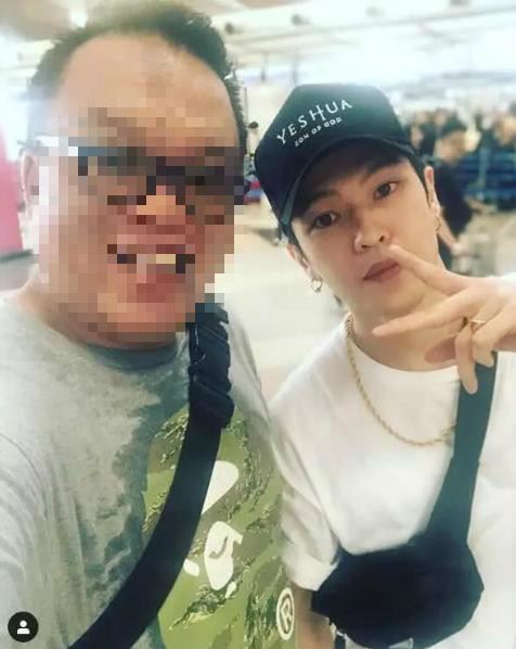 大马演唱会结束！邓紫棋与男友情侣装现身机场！大方与粉丝合照