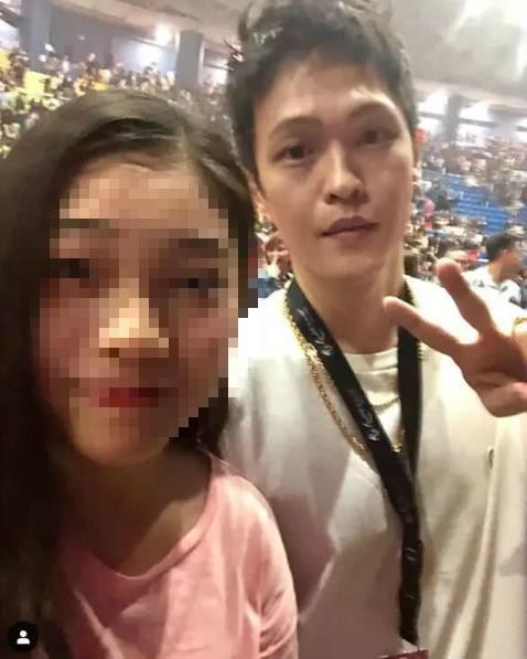 大马演唱会结束！邓紫棋与男友情侣装现身机场！大方与粉丝合照