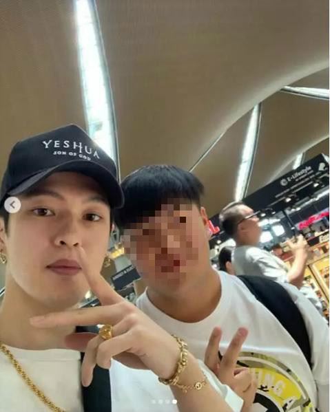 大马演唱会结束！邓紫棋与男友情侣装现身机场！大方与粉丝合照