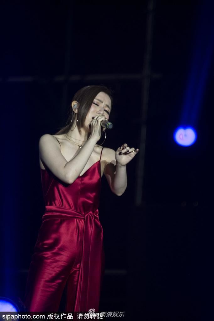 女神真会穿！邓紫棋红色吊带现身！大露美背好性感