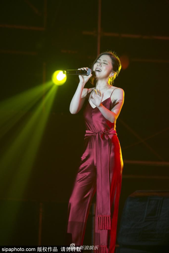 女神真会穿！邓紫棋红色吊带现身！大露美背好性感