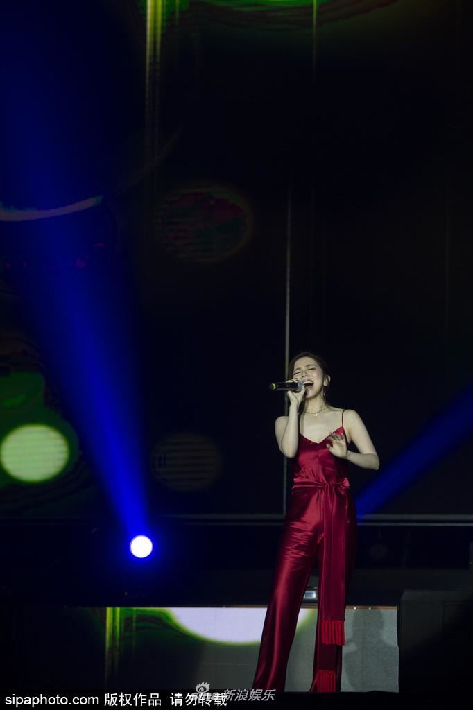 女神真会穿！邓紫棋红色吊带现身！大露美背好性感